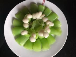 把剩下的食材放入中间