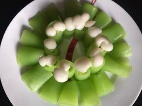 卷至摆满盘子内围即可