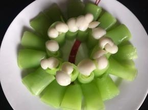 卷至摆满盘子内围即可