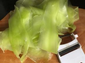 莴笋去皮后用刮皮刀刮成薄片