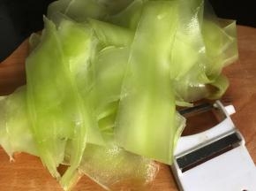 莴笋去皮后用刮皮刀刮成薄片