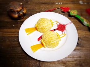 分别摆在果肉的上下部位，做灯笼的须和挂绳