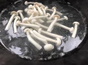 白玉菇放入刚烫了莴笋片的开水中，煮熟透