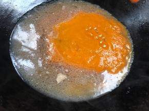 加入南瓜泥搅拌均匀