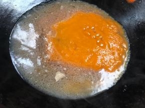 加入南瓜泥搅拌均匀