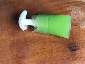 再取一片莴笋片包住白玉菇，卷成卷