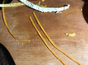 再把果皮用上图同样的方式切下两条细丝