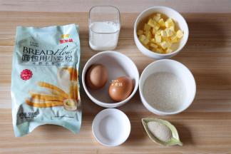 准备好面团的食材，面包粉我用的是金龙鱼烘焙粉中的高筋小麦粉，成品香软可口易拉丝，黄油要提前软化再用；