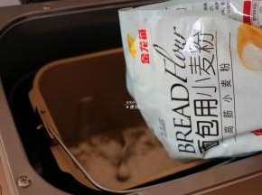 倒入面包粉；