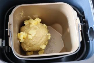 选择面包机的和面程序开始揉面，揉面程序结束后放入剩下的黄油，继续选择揉面程序；