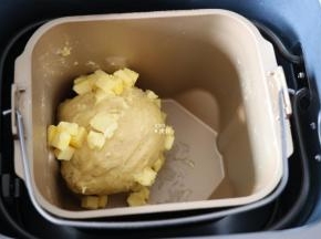 选择面包机的和面程序开始揉面，揉面程序结束后放入剩下的黄油，继续选择揉面程序；