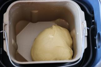 揉面程序结束后面团非常光滑，选择发酵程序开始发酵；