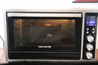 放进烤箱进行二次发酵,发酵到8分满；