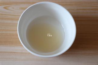 面团二次发酵的时候可以来准备好表面装饰的材料,将蜂蜜和水混合均匀备用；