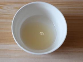 面团二次发酵的时候可以来准备好表面装饰的材料,将蜂蜜和水混合均匀备用；