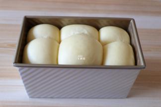 发酵到8分满的时候取出，将烤箱175度预热8分钟；