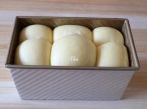 发酵到8分满的时候取出，将烤箱175度预热8分钟；