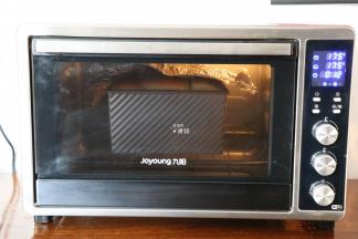 放入预热好的烤箱内，175度20分钟，中途上色到自己喜欢的程度后盖锡纸；