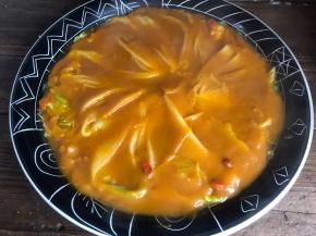 淋入装好盘的娃娃菜上