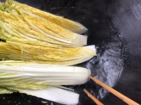 放入娃娃菜，大火煮沸
