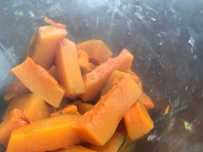 把蒸好的南瓜放入料理机里打成泥