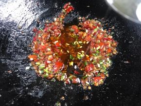 调入香醋，葱花和香油拌匀即可