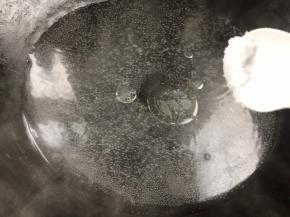 锅烧开水，加入盐和食用油