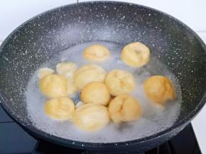 将油面筋焯水去除多余油脂，捞出，挤出多余的水分。