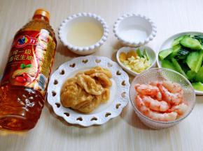 葱姜蒜去皮切碎，准备工作完成。