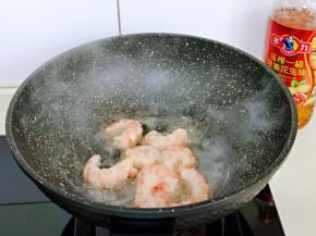 起锅，加入花生油，再加入腌制好的虾仁，翻炒变色盛出备用。
