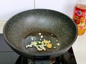 锅中留底油，放入切好的葱姜蒜煸炒。