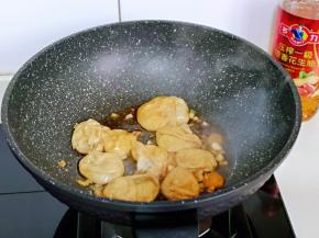 加入焯水的油面筋。