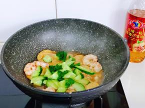 再加入切好的黄瓜。