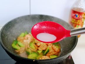 淋上水淀粉，勾芡，汤汁浓稠关火。