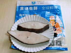 我京东买的比目鱼，快递特别给力，中午下单，晚上收到，冻的邦邦硬，将比目鱼洗干净。