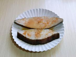 洗干净的比目鱼放入盘中，加入柠檬汁，十三香。