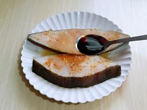 淋上一小勺生抽。