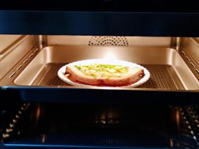 腌制好的比目鱼放入蒸烤箱。(用蒸锅也可以)