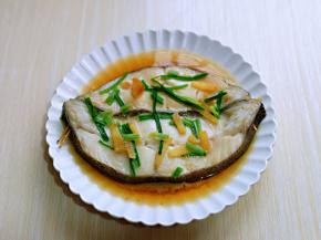 取出蒸好的比目鱼，鲜香味扑鼻而来。