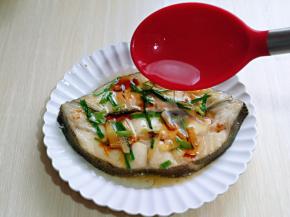 锅中加入少许食用油烧热后淋在鱼上。