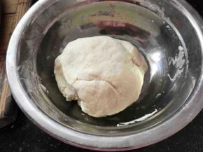 将面粉揉成光滑的面团