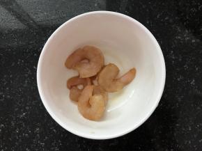 虾仁加入料酒和盐腌制一会