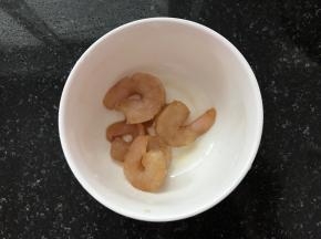 虾仁加入料酒和盐腌制一会