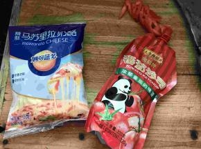 准备番茄酱和芝士碎