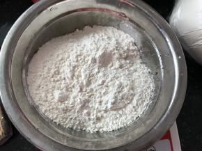 将面粉混合，加入2g酵母，搅拌均匀