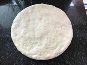 面团发酵至两倍大，取出轻压排气，松弛15分钟