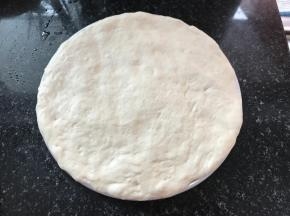 面团发酵至两倍大，取出轻压排气，松弛15分钟