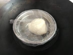 锅中倒入适量的温水，将面团放在锅中隔水发酵