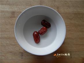 红枣洗净。