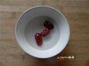 红枣洗净。